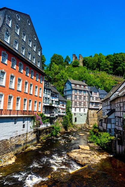 Domy nad rzeką Rur w historycznym centrum Monschau, Niemcy