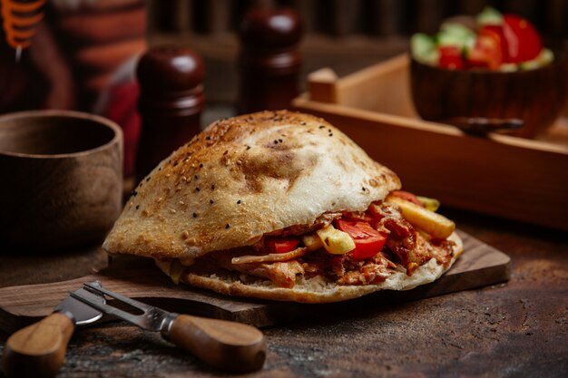 doner z kurczaka kebab z ziemniakami, sosem, pomidorami w pita chlebowym