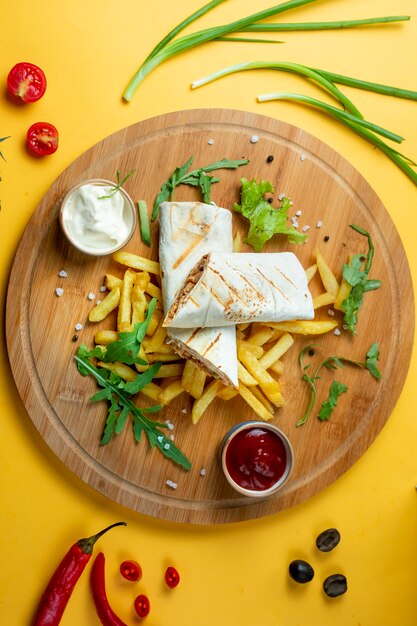Doner z kurczaka w lawaszu z frytkami