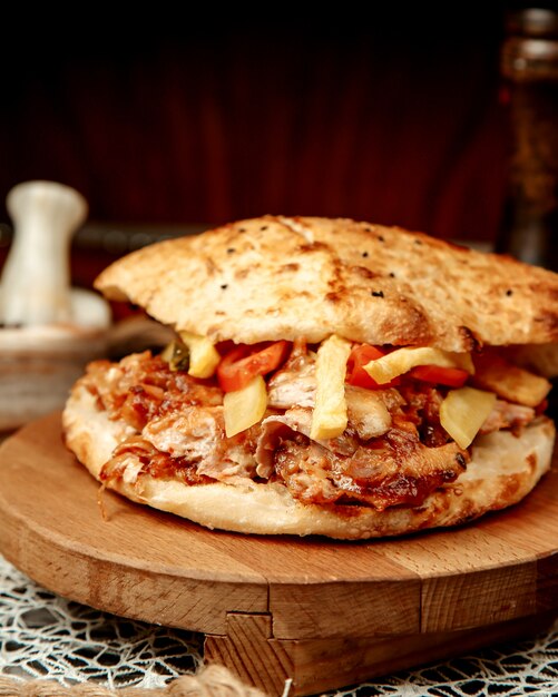 Doner z kurczaka z frytkami marynowany pomidor i sos