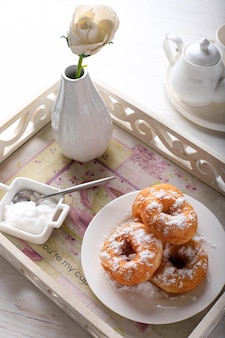 Donut lub donut lub donat to smażona przekąska zrobiona z mieszanki jajek z mąki cukrowej i masła