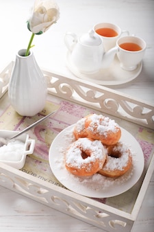 Donut lub donut lub donat to smażona przekąska zrobiona z mieszanki jajek z mąki cukrowej i masła