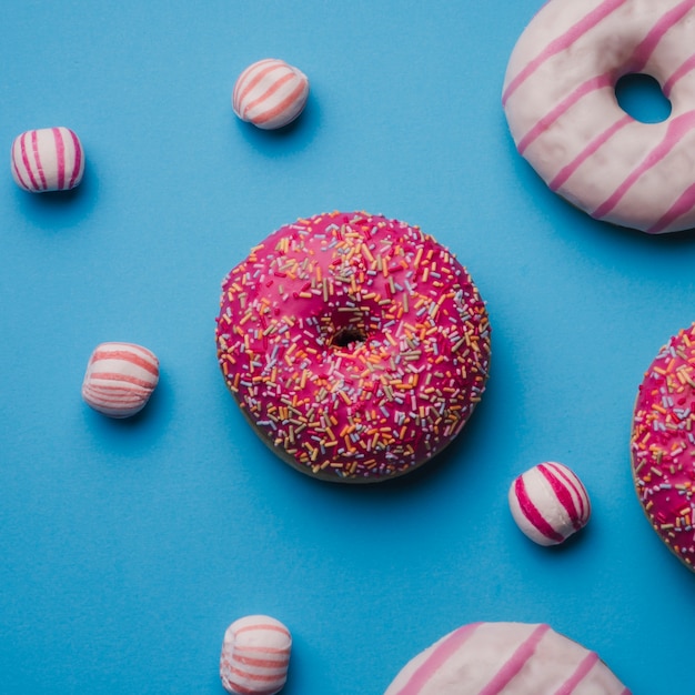 Donuts i cukrowe piłki na błękitnej teksturze