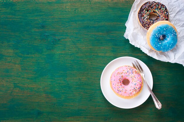 Donuts kolory na białym serwetka