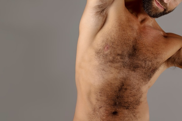 Bezpłatne zdjęcie dopasowany mężczyzna z widokiem z przodu włosów na klatce piersiowej