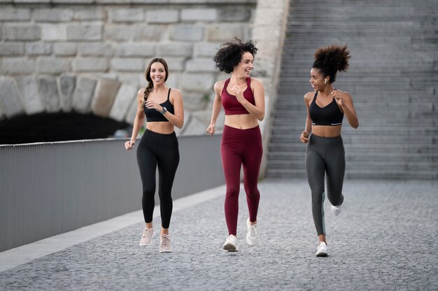 Dopasuj kobiety biegające razem w pełnym ujęciu