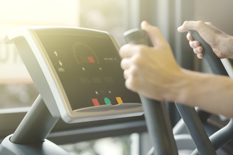 Bezpłatny plik Zdjęcie dorosły człowiek dokonywanie ćwiczeń cardio w gym club