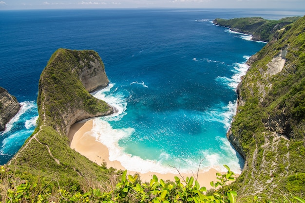 Doskonały widok na plażę Kelingking na wyspie Nusa Penida. Indonezja