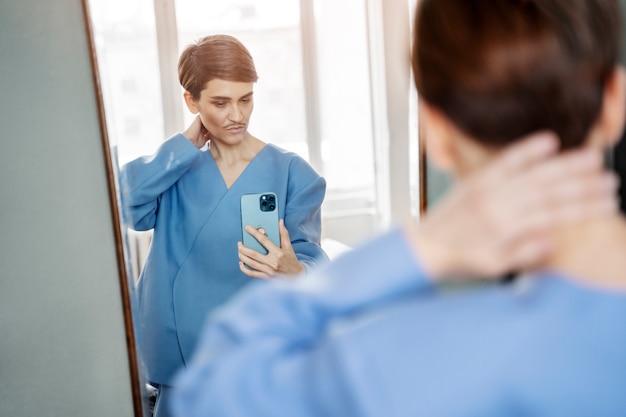 Bezpłatne zdjęcie drag king pod wysokim kątem, robiący selfie w lustrze