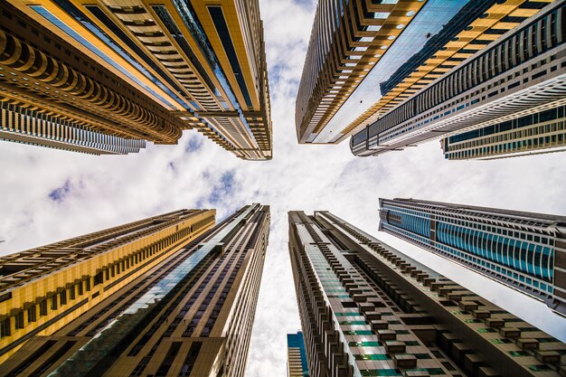 Dramatyczna perspektywa z niskim kątem widzenia wieżowców patrząc w niebo, Dubaj. Znikający punkt
