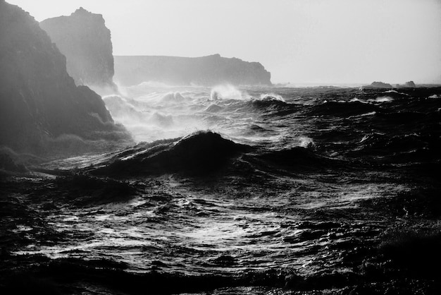 Bezpłatne zdjęcie dramatyczny czarno-biały krajobraz morski