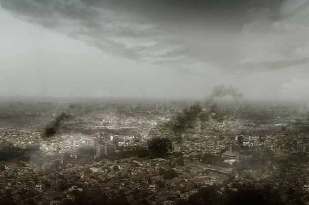 Bezpłatne zdjęcie dramatyczny widok na panoramę miasta z ciemnymi chmurami. halloweenowe tło