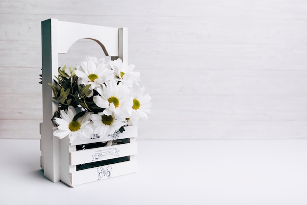 Drewniana biały kwiat waza przeciw drewnianemu tłu