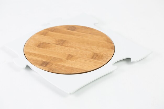 Drewniana deska do krojenia z ramą puzzle na białym stole