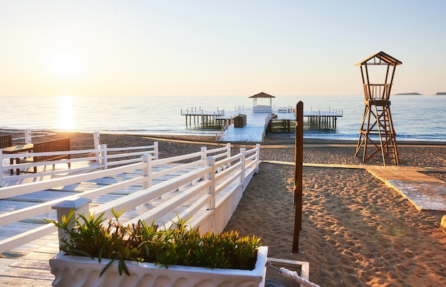 Drewniana kabina na plaży dla straży przybrzeżnej.