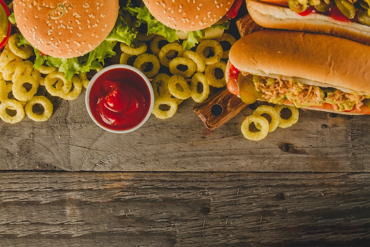 Bezpłatny plik Zdjęcie drewniana powierzchnia z pysznymi fast foodami