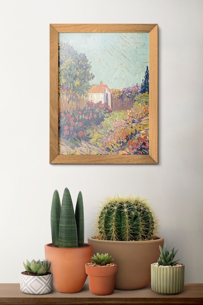 Drewniana ramka na zdjęcia na półce z kaktusem