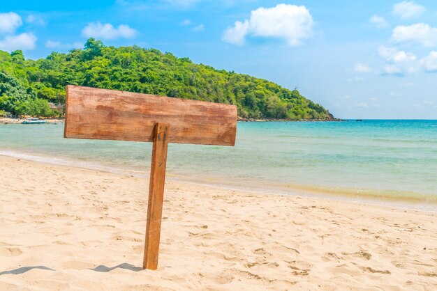 Drewniana tablica na tropikalnej plaży