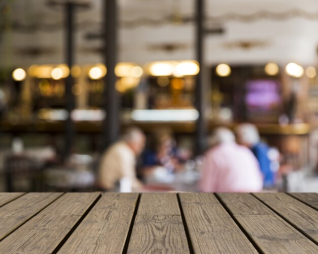 Drewniana tekstura patrząca na ludzi w restauracji