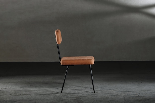 Bezpłatne zdjęcie drewniane krzesło z metalowymi nogami