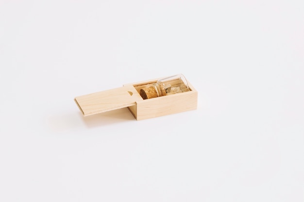 Drewniane pudełko na białym tle