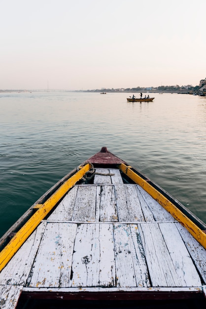 Bezpłatne zdjęcie drewniany łódkowaty żeglowanie na rzecznym ganges w varanasi, india