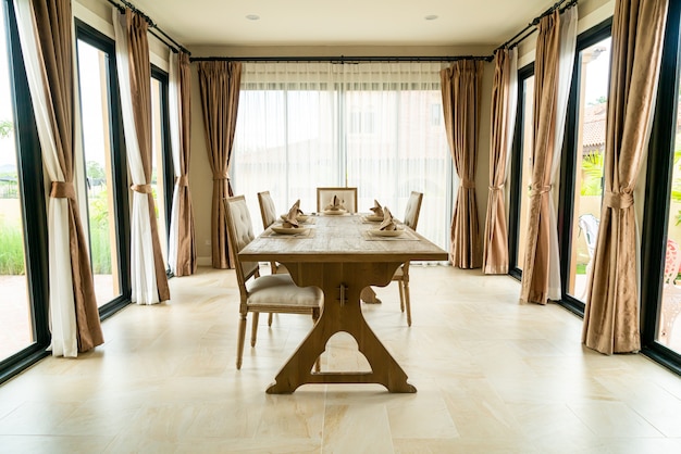 Drewniany Stół Jadalny W Pokoju Z Zasłoną I Oknem Premium Zdjęcia