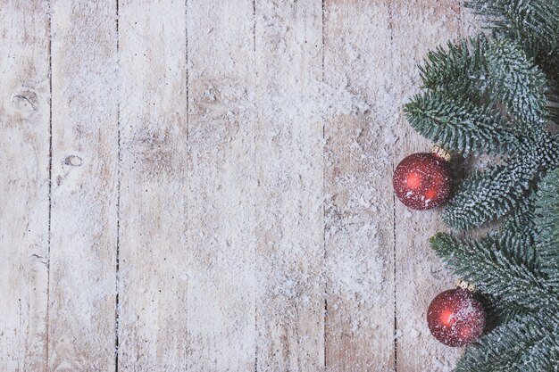 Drewniany stół z liści sosny i kule christmas