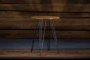 Bezpłatne zdjęcie drewniany stół z metalowymi nogami z drewnianą ścianą