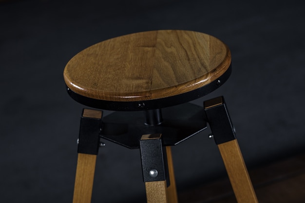 Bezpłatne zdjęcie drewniany stołek z metalowymi nogami