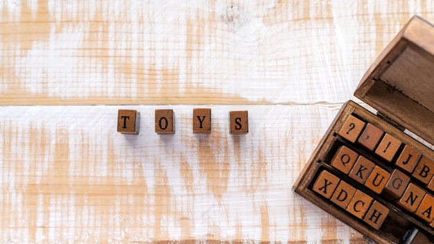 Bezpłatne zdjęcie drewniany zestaw liter składających się na zabawki słowne. widok z góry