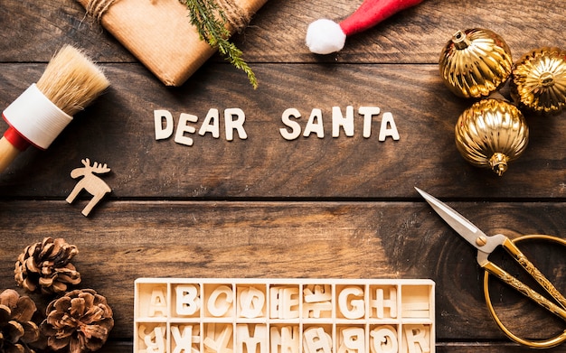 Drodzy Mikołajowie w pobliżu pudełka, ozdobne litery i ozdobne kulki