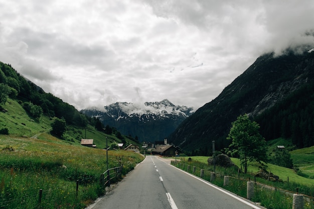 Droga w Szwajcarskich Alps górach w lato chmurnej pogodzie
