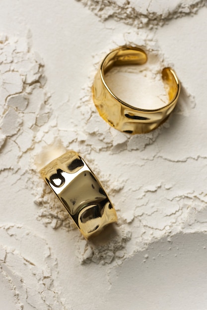 Drogi złoty pierścionek z białym proszkowym tłem