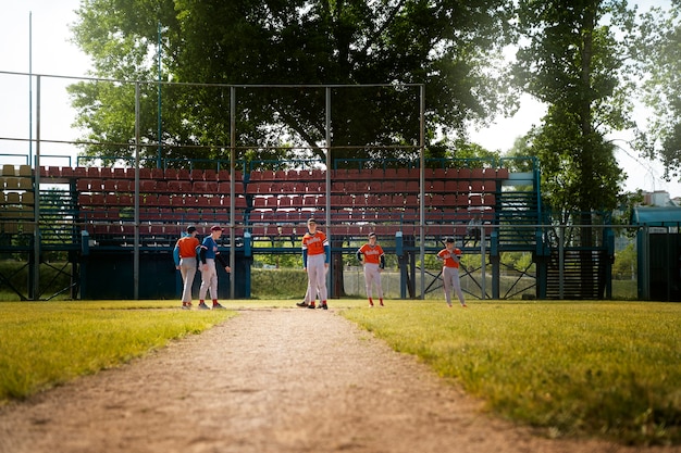 Drużyna kickball z dalekiego rzutu na boisku