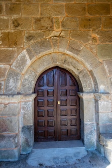 Drzwi romańskiego kościoła asuncion de soto de rucandio - kantabria