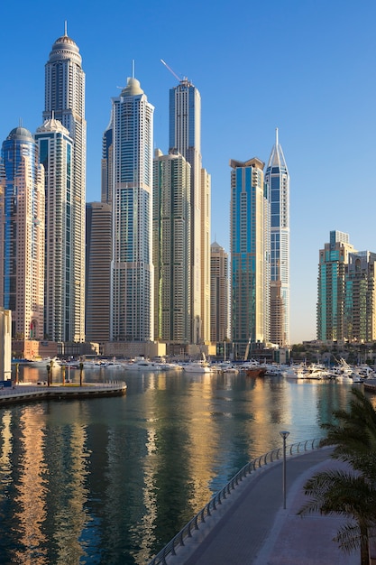 DUBAI, ZJEDNOCZONE EMIRATY ARABSKIE - 11 listopada: widok na Dubai Marina Towers w Dubaju w Zjednoczonych Emiratach Arabskich w listopadzie 11,2014. Dubai Marina to dzielnica Dubaju i miasto ze sztucznym kanałem.