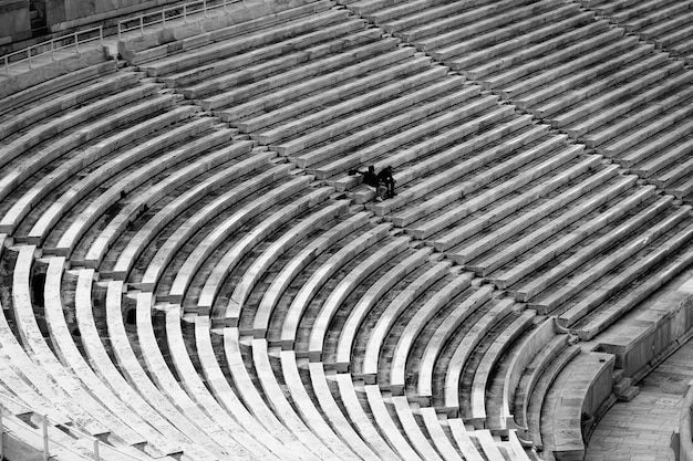 Bezpłatne zdjęcie duże siedzenia stadionowe z niewielką liczbą osób