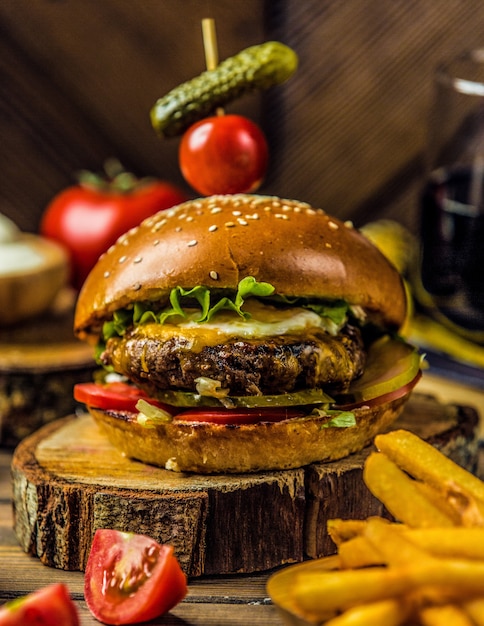 Bezpłatne zdjęcie duży max burger stojący na kawałku drewna