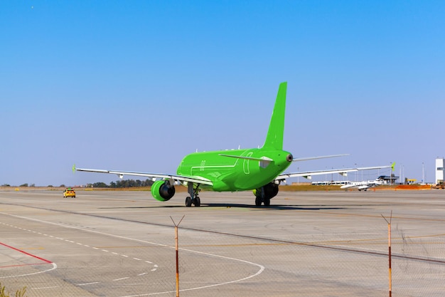 Duży samolot pasażerski jeździ po pasie startowym na lotnisku