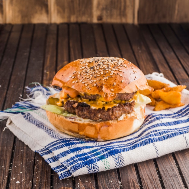 Bezpłatne zdjęcie duży smaczny amerykański hamburger