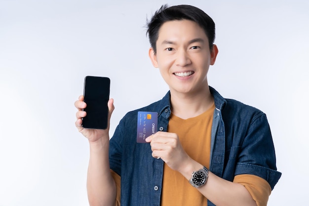 Duży sukces sprzedaż pakietu promocja wyszedł azjatycki przyczynowy styl życia mężczyzna gest ręki obecny karta kredytowa i smartfon duża niespodzianka promocja wydarzenie biznes ubezpieczenie koncepcja promocji