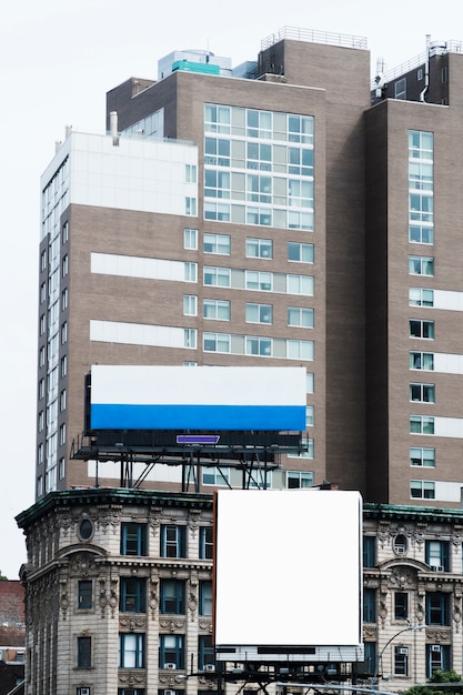 Duży szablon billboard na budynku w mieście