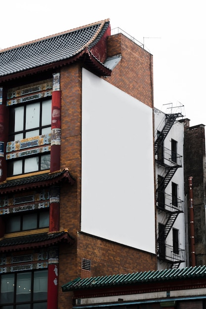 Bezpłatne zdjęcie duży szablon billboard na budynku w mieście