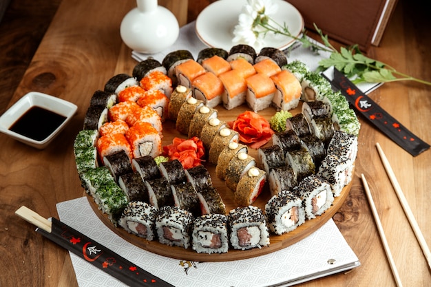 Duży Zestaw Sushi Philadelphicalifornimidori Makki I Gorące Bułeczki Na Pokładzie Na Pokładzie