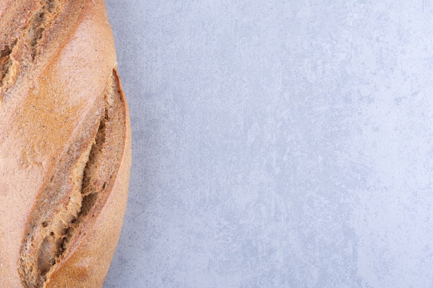 Dwa bochenki chleba baton ułożone na powierzchni marmuru