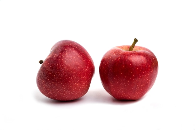 Dwa czerwone jabłka na białym tle.