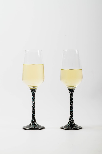 Bezpłatne zdjęcie dwa kieliszki do szampana
