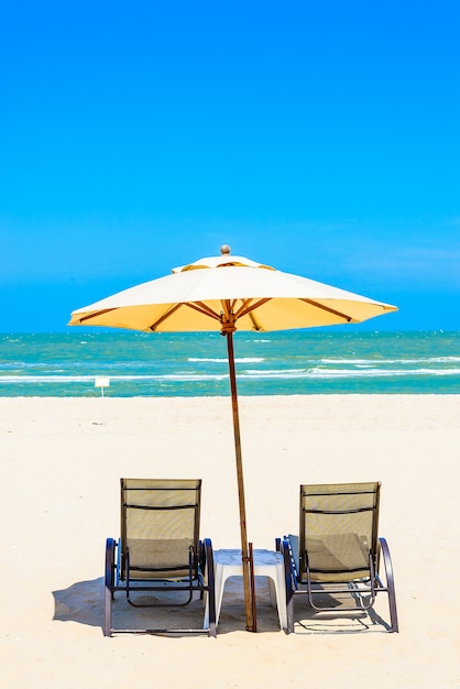 Dwa krzesła plaży na białym piasku