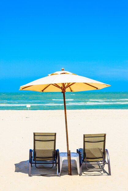 Dwa krzesła plaży na białym piasku